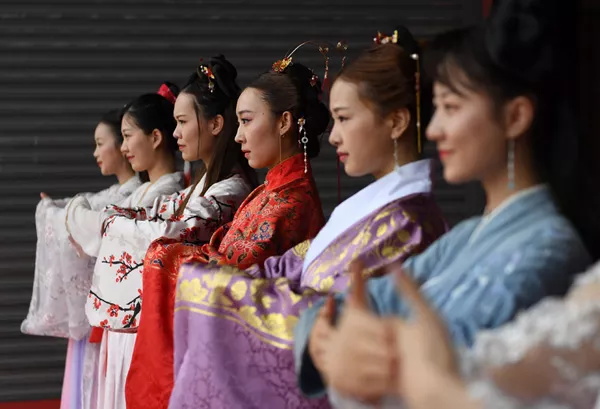 中國掀起“漢服”熱，為何越來越多年輕人對此著迷？